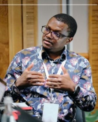 Dr. Mukudu presenting telemedicine technology